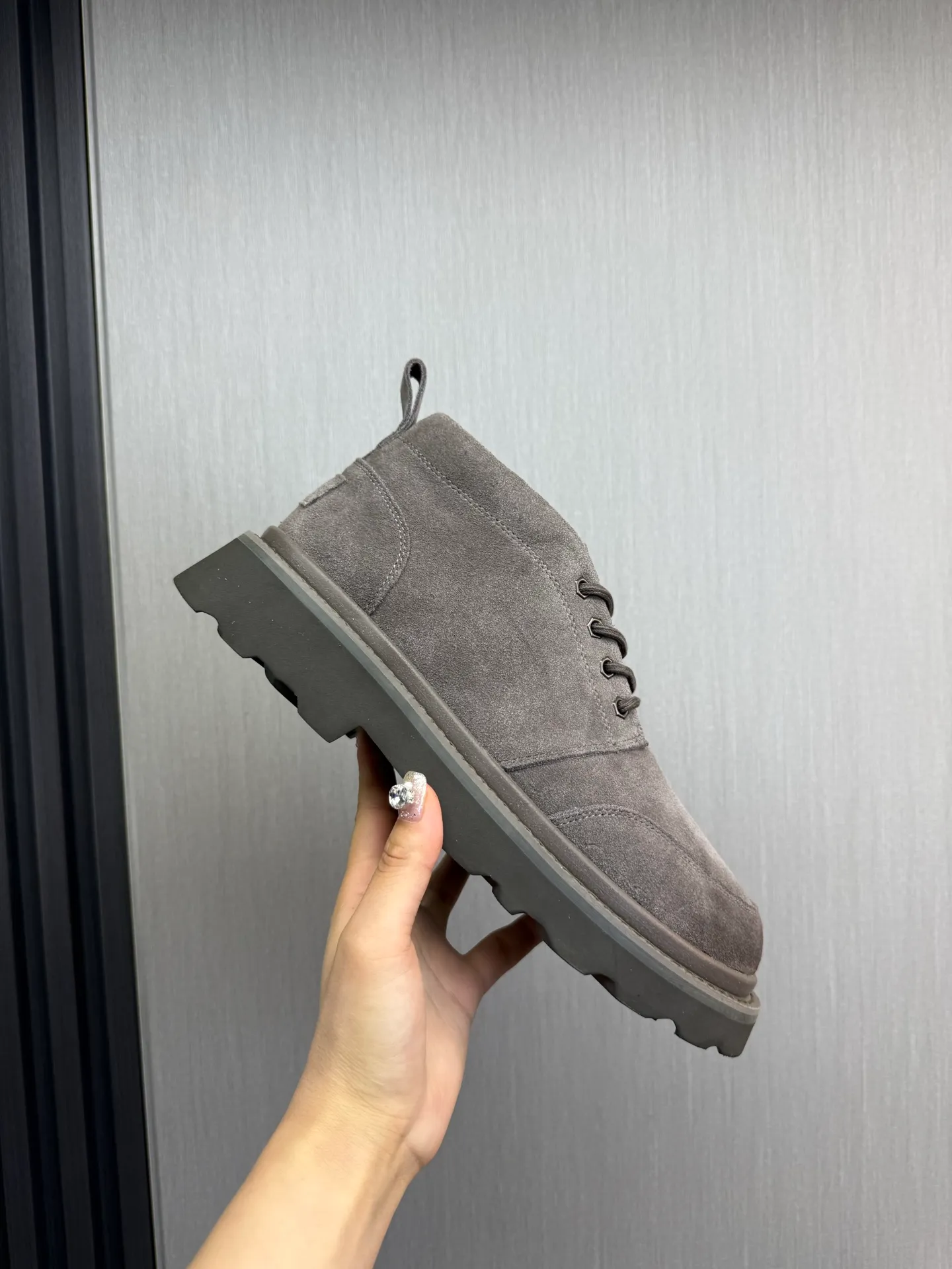 Men's shoes 💰620💰 New UGG fur integrated men's simple and fashionable snow boots. The most worth buying at the end of this year are warm casual shoes. Whether you are out and about at home, their comfortable and warm performance will be your most suitable fashion companion! The material is cowhide upper and imported wool is used inside. Warm and comfortable! The eva+ rubber patch outsole is cushioned, non-slip and wear-resistant, and has good elasticity. It is light and wear-resistant, comfortable and soft, and the new simple cut is more fashionable. It has both practicality and fashion sense, so you no longer have to worry about how to match it in winter, while still maintaining your fashionable taste. High-quality genuine wool. Look at the details for the material! Size: 39-40-41-42-43-44-44 sneaker size